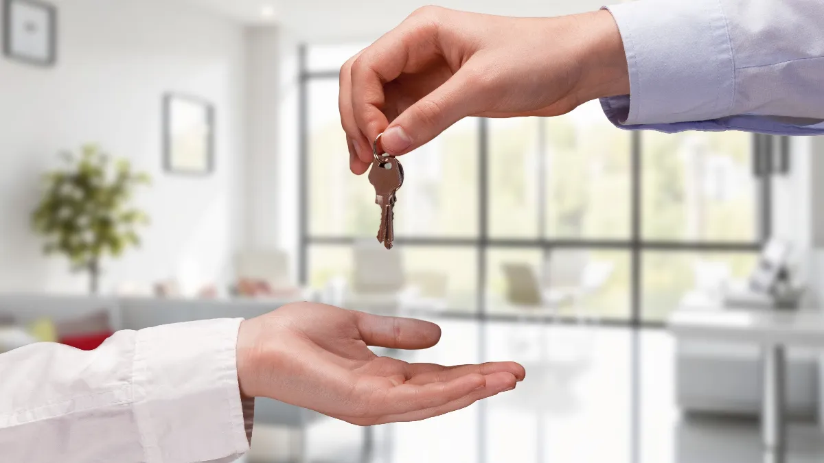 Giving key to tenant